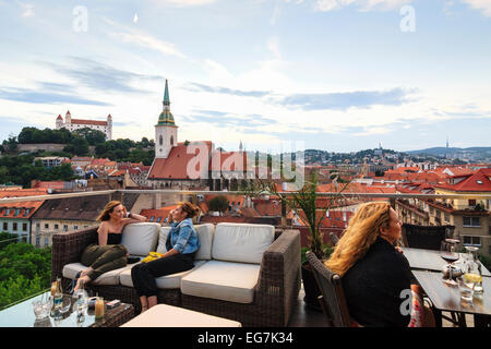 Le donne a panoramic Sky bar sulla terrazza con vista città vecchia, la cattedrale e il castello di Bratislava, Slovacchia Foto Stock