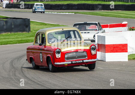 Ford Prefetto 107e racing al Goodwood. Vintage Motor Car racing attraverso la chicane con ruota sollevata da terra Foto Stock