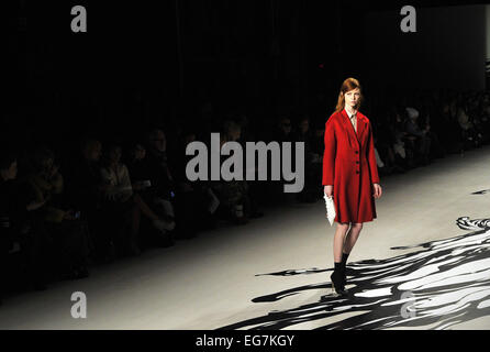 New York, Stati Uniti d'America. 18 Febbraio, 2015. Un modello presenta una creazione di LieSangBong durante la settimana della moda di New York in New York, Stati Uniti nel febbraio 18, 2015. © Wang Lei/Xinhua/Alamy Live News Foto Stock