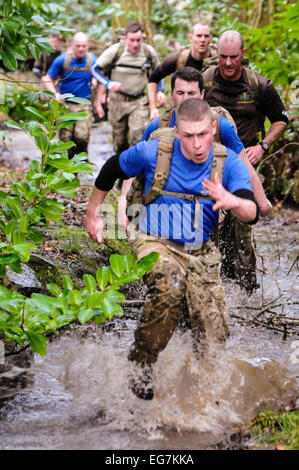 Bangor, Irlanda del Nord. 18 Febbraio, 2015. Soldati eseguito attraverso un fiume durante un cross-country esercizio. Credito: Stephen Barnes/Alamy Live News Foto Stock