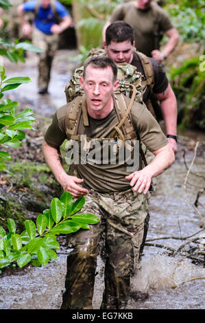 Bangor, Irlanda del Nord. 18 Febbraio, 2015. Soldati eseguito attraverso un fiume durante un cross-country esercizio. Credito: Stephen Barnes/Alamy Live News Foto Stock