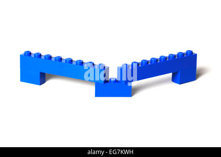 Un Lego costruzione in mattoni, ponte, viadotto, barriera, ecc. di blu mattoncini Lego su bianco. Foto Stock