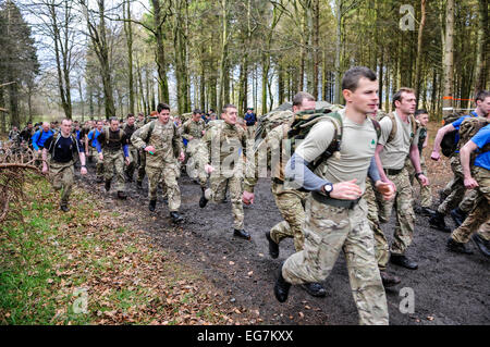 Bangor, Irlanda del Nord. 18 Febbraio, 2015. Soldati provenienti da vari reggimenti iniziano a dieci miglia di cross-country race. Credito: Stephen Barnes/Alamy Live News Foto Stock