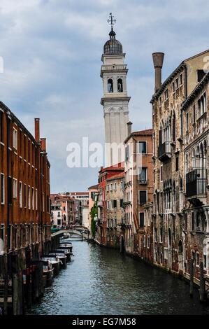 Canal & Torre pendente a Venezia Italia Foto Stock