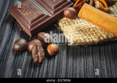 Barra di cioccolato e spezie sul tavolo di legno Foto Stock