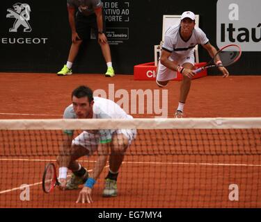Rio de Janeiro, Brasile, 16 febbraio 2015. Carlos Berlocq (ARG) e Leonardo Mayer (ARG) durante il match contro Nicolas ALMAGRO (ESP) e Fabio Fognini (ITA) nel primo round di uomini doppio torneo del Rio Open 2015 ATP 500, svoltasi su campi in terra battuta a Jockey Club brasileiro. Foto Stock
