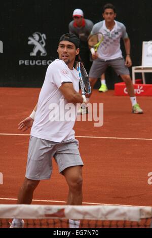 Rio de Janeiro, Brasile, 16 febbraio 2015. Nicolas ALMAGRO (ESP) e Fabio Fognini (ITA) durante il match contro Carlos Berlocq (ARG) e Leonardo Mayer (ARG) nel primo round di uomini doppio torneo del Rio Open 2015 ATP 500, svoltasi su campi in terra battuta a Jockey Club brasileiro. Foto Stock