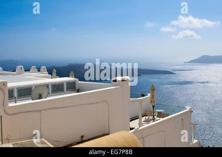 Guardando dal centro della cittadina di Fira, la capitale dell'isola di Santorini (classicamente Thera, ufficialmente Thira) verso la isla Foto Stock