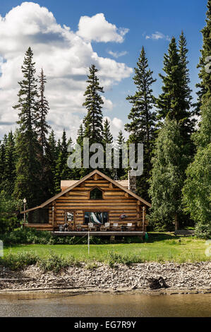 Log Cabin home sulle rive del fiume Chena, Fairbanks, Alaska, STATI UNITI D'AMERICA Foto Stock