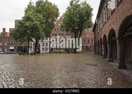 La piazza vecchia in giornata piovosa, Lubecca, Germania, Europa. Foto Stock