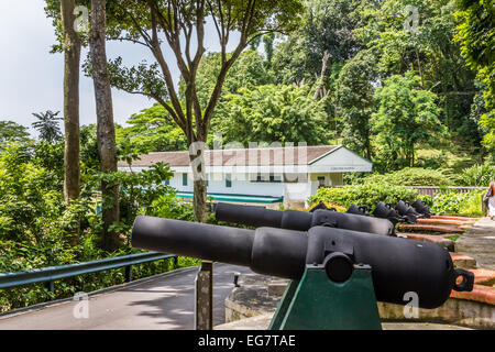 Canon barili a Fort Siloso sull'Isola di Sentosa, Singapore Foto Stock