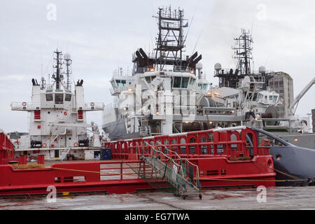 Alimentazione di olio le navi nel porto di Aberdeen Foto Stock