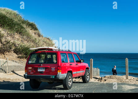 Surfer controlla le onde a lunga spiaggia di Nook, Truro, Cape Cod, Massachusetts, STATI UNITI D'AMERICA Foto Stock