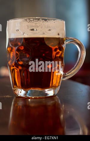 La pinta di birra in un tradizionale vetro satinato il boccale Foto Stock