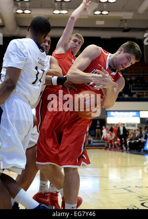 Washington, DC, Stati Uniti d'America. 18 Febbraio, 2015. 20150218 - Davidson avanti Andrew McAuliffe (40) battaglie per un rimbalzo contro George Washington in avanti Kevin Larsen (21), posteriore e George Washington guard Kethan selvaggio (11), a sinistra nella prima metà a Smith Center di Washington. Davidson ha sconfitto GWU, 65-63. © Chuck Myers/ZUMA filo/Alamy Live News Foto Stock