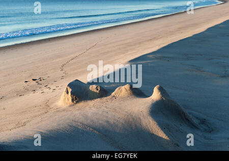 Remenants di un castello di sabbia a Nauset Beach, Cape Cod, Massachusetts, STATI UNITI D'AMERICA Foto Stock