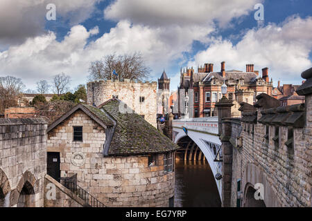 Alcuni degli edifici storici di York, North Yorkshire, Inghilterra, che mostra una varietà di stili dalla storia della città. In fo Foto Stock