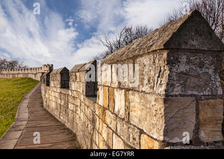 Una vista lungo la parete della città di York, Inghilterra Foto Stock