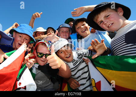 Nelson, Nuova Zelanda. 19 Feb, 2015. I giovani tifosi durante il 2015 ICC Cricket World Cup match tra lo Zimbabwe e Emirati Arabi Uniti. Saxton ovale, Nelson, Nuova Zelanda. Giovedì 19 Febbraio 2015. Credito: Azione Sport Plus/Alamy Live News Foto Stock