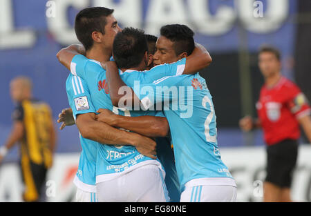 Asuncion in Paraguay. 18 Febbraio, 2015. I giocatori del Perù Sporting Cristal celebrare un punteggio durante la partita di Copa Libertadores contro il Guarani del Paraguay al Defensores del Chaco Stadium di Asunción, Paraguay, nel febbraio 18, 2015. © Marcelo Espinosa/Xinhua/Alamy Live News Foto Stock