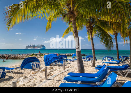 Sedie a sdraio sulla spiaggia sulla Princess Cays, Bahamas, dei Caraibi. Foto Stock