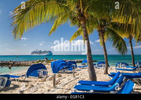 Sedie a sdraio sulla spiaggia sulla Princess Cays, Bahamas, dei Caraibi. Foto Stock