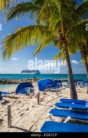 Sedie a sdraio sulla spiaggia sulla Princess Cays, Bahamas, dei Caraibi. Foto Stock