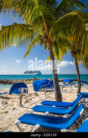 Sedie a sdraio sulla spiaggia sulla Princess Cays, Bahamas, dei Caraibi. Foto Stock