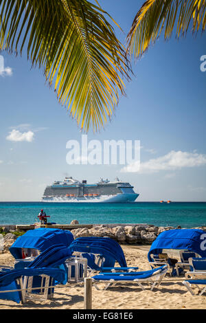 Sedie a sdraio sulla spiaggia sulla Princess Cays, Bahamas, dei Caraibi. Foto Stock