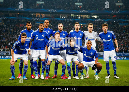 Gelsenkirchen (Germania). 18 Febbraio, 2015. Schalke team group line-up calcio/calcetto : (Top-L-R) Maxim Choupo-Moting, Joel Matip, Marco Hoger, Matija Nastasic, Timon Wellenreuther, romano, Neustadter (Fondo L-R) Klaas Jan Huntelaar, Kevin-Prince Boateng, Benedikt Howedes, Atsuto Uchida e Dennis Aogo di Schalke durante la UEFA Champions League Round di 16 prima gamba match tra FC Schalke 04 e Real Madrid a Veltins-Arena a Gelsenkirchen, Germania . Credito: AFLO/Alamy Live News Foto Stock