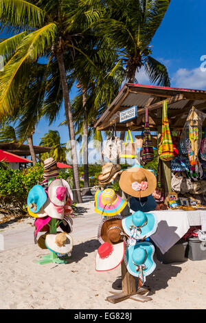 Un souvenir hat kiosk del negozio sulla Princess Cays, Bahamas. Foto Stock