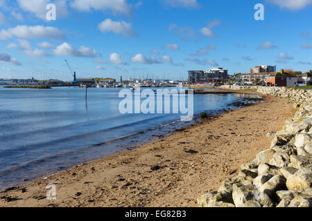 Vista verso il porto di Poole Quay e Dorset Regno Unito Inghilterra con il mare e la sabbia in una bella giornata con cielo blu e nuvole bianche Foto Stock