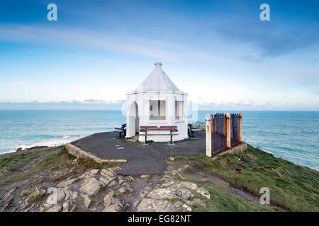 Un bianco padiglione esagonale su Towan capezzagna a Newquay in Cornovaglia Foto Stock