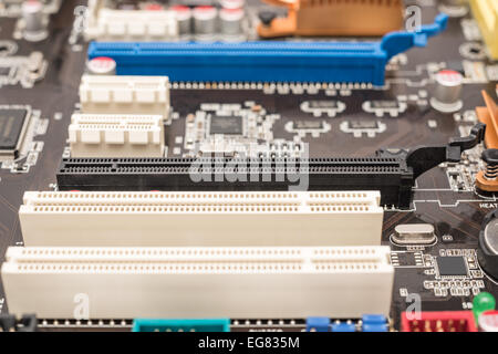 Connettore PCI slot sulla scheda madre del computer Foto Stock