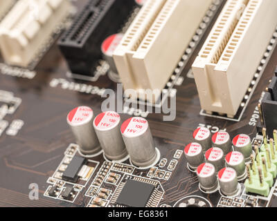 Chip di computer condensatori e resistori sulla scheda madre Foto Stock
