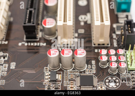 Chip di computer condensatori e resistori sulla scheda madre Foto Stock