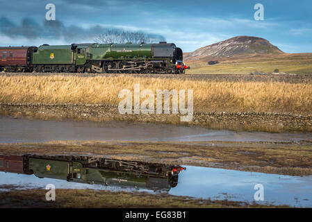 La Principessa Elisabetta locomotiva classe la Duchessa di Sutherland sul arrivino a Carlisle ferrovia a Ponte Helwith. Foto Stock