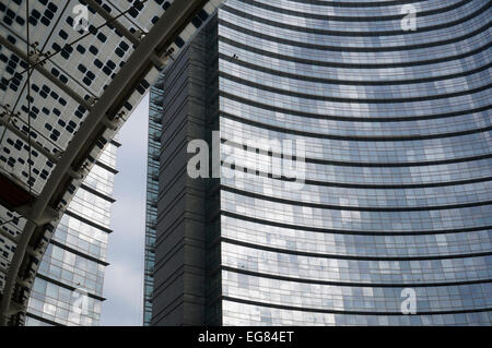 Dettaglio della torre di UniCredit, sede di UniCredit Banca in Gae Aulenti square , Porta Nuova, Milano, Italia Foto Stock