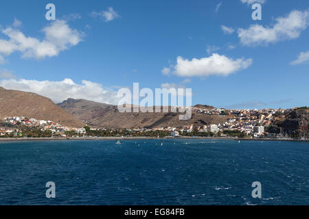 In uscita dal porto di San Sebastian con vedute di San Sebastian, La Gomera, isole Canarie, Spagna Foto Stock