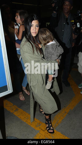 Kourtney Kardashian e sua figlia Penelope Disick arrivano all'Aeroporto Internazionale di Los Angeles (LAX) dotata di: Kourtney Kardashian,Penelope Disick,Mason Disick dove: Los Angeles, California, Stati Uniti quando: 17 Ago 2014 Foto Stock