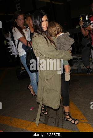 Kourtney Kardashian e sua figlia Penelope Disick arrivano all'Aeroporto Internazionale di Los Angeles (LAX) dotata di: Kourtney Kardashian,Penelope Disick,Mason Disick dove: Los Angeles, California, Stati Uniti quando: 17 Ago 2014 Foto Stock