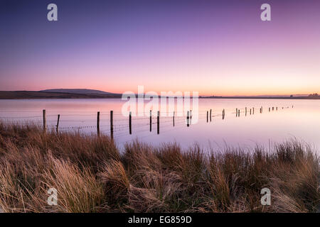 La vibrante crepuscolo sopra Dozmary Pool un piccolo lago naturale in Bodmin Moor in Cornovaglia Foto Stock