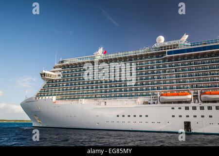 Il Regal Princess nave da crociera che sono ancorate al largo il Princess Cays, Bahamas, dei Caraibi. Foto Stock