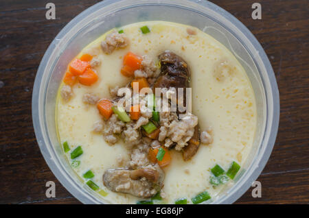 Vapore cinesi uovo con funghi , di carne macinata di maiale e verdure Foto Stock