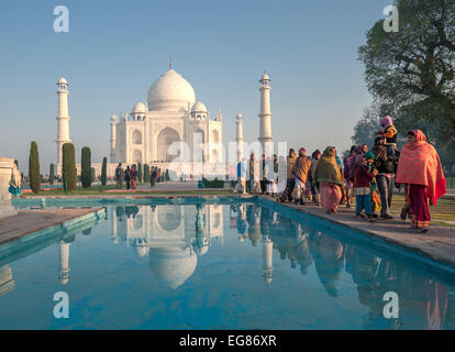 AGRA, INDIA - Gennaio, 29: il popolo indiano al Taj Mahal il 29 gennaio 2013 in Agra, India Foto Stock