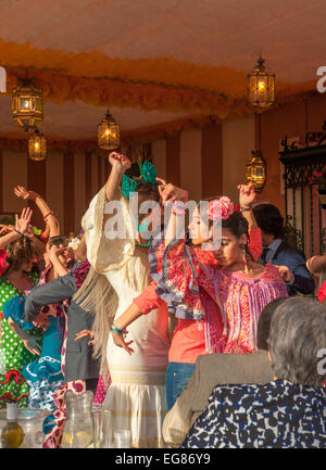 Siviglia, Spagna - aprile, 26: le donne di eseguire sevillana dance di Siviglia la fiera di aprile in aprile, 26, 2012 a Siviglia, Spagna Foto Stock