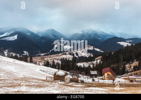 Capanna in neve. sfondo con paesaggio innevato. L'Ucraina Foto Stock