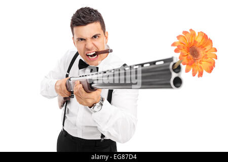 Arrabbiato guy fiori di tiro da un fucile isolati su sfondo bianco Foto Stock