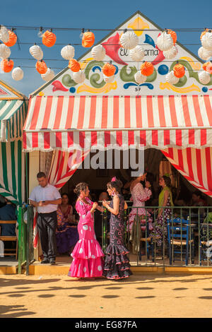 Siviglia, Spagna - aprile 25: Donne in stile flamenco abito di Siviglia la fiera di aprile in aprile, 25, 2012 a Siviglia, Spagna Foto Stock