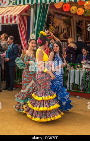 Siviglia, Spagna - aprile, 26: le donne di eseguire sevillana dance di Siviglia la fiera di aprile in aprile, 26, 2012 a Siviglia, Spagna Foto Stock